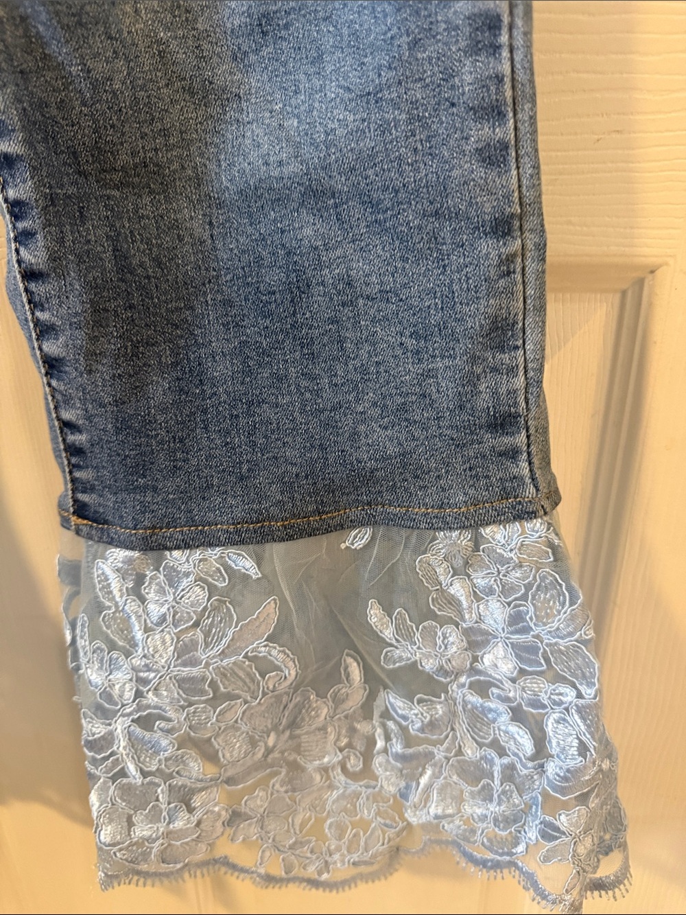 SIMPLY AMAZING COMPLIMENT GETTER! Blue Lace-Hem Women’s Jeans - Picture 2 of 5